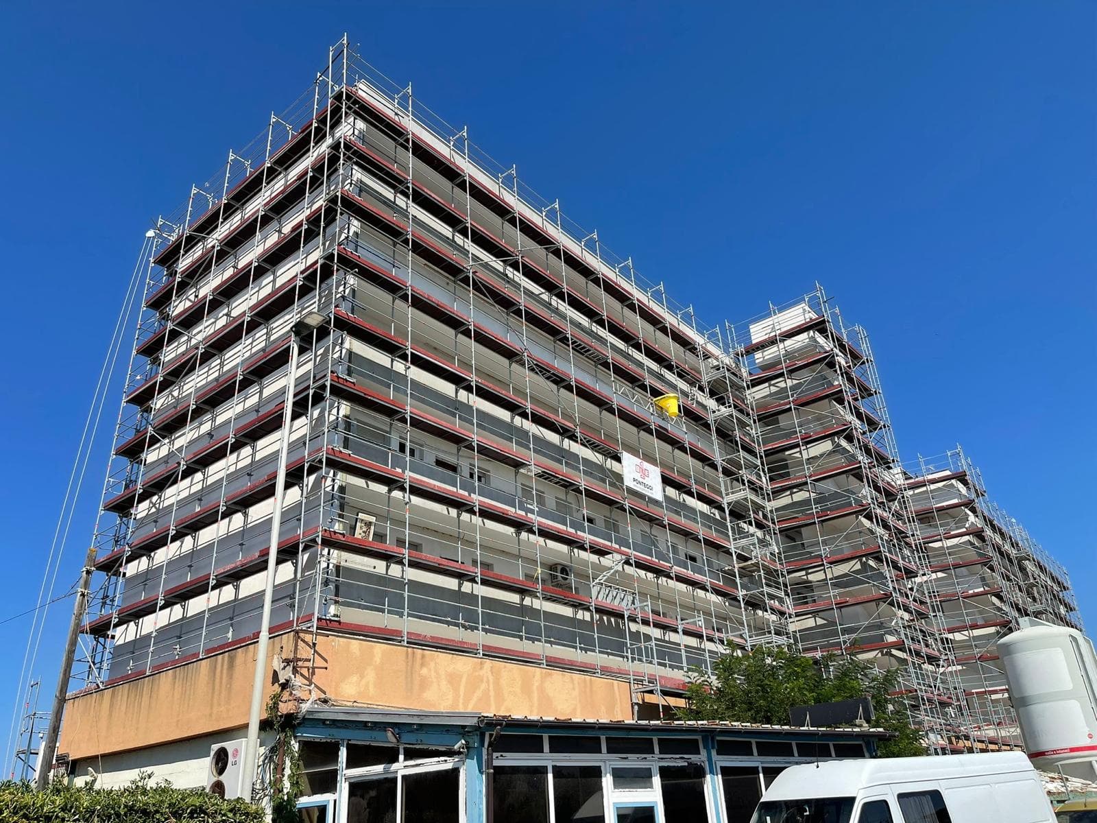 Ponteggio multipiano ONE PONTEGGI su edificio residenziale nelle Marche