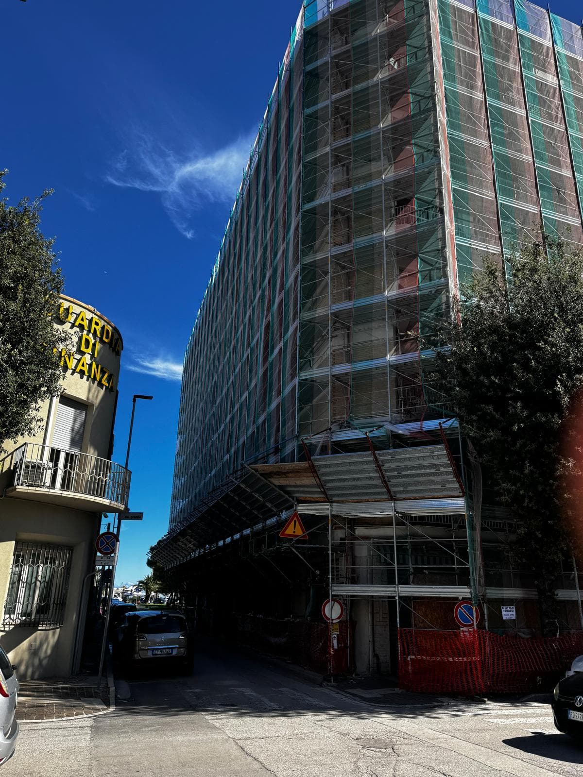 Ponteggio ONE PONTEGGI con tettoia di protezione pedonale su edificio pubblico